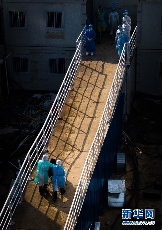 （聚焦疫情防控&middot;圖文互動(dòng)）（10）分秒必爭(zhēng)！一切為了治病救人&mdash;&mdash;中國抗疫生命至上的生動(dòng)實(shí)踐