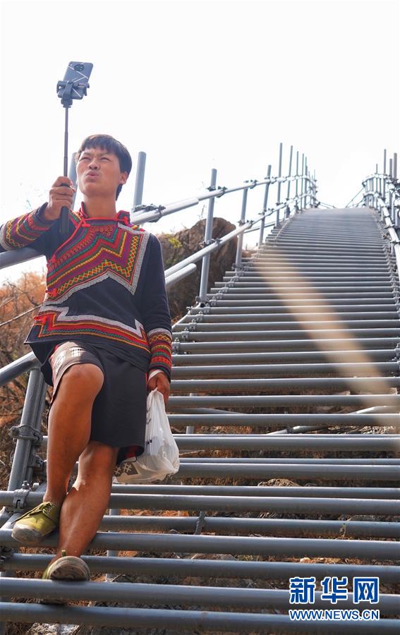 (熱點(diǎn)鮮報(bào)·圖文互動(dòng))(2)出懸崖記——四川涼山“懸崖村”貧困群眾走下“天梯”搬新居