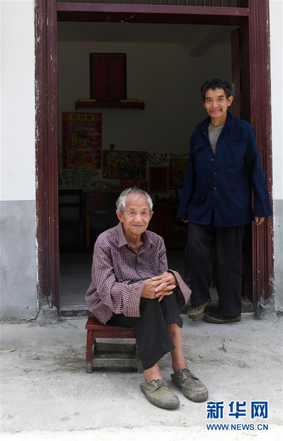 (在習(xí)近平新時(shí)代中國(guó)特色社會(huì)主義思想指引下——新時(shí)代新作為新篇章·習(xí)近平總書(shū)記關(guān)切事·圖文互動(dòng))(6)讓每一個(gè)角落都感受到幸福的溫情——人口較少民族在脫貧攻堅(jiān)大潮中的奮進(jìn)故事