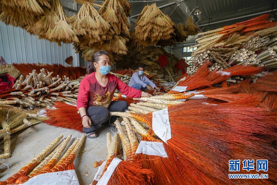 (決戰(zhàn)決勝脫貧攻堅(jiān)·圖文互動(dòng))(1)“掃”出脫貧路:南疆深貧村巧變“創(chuàng)業(yè)村”