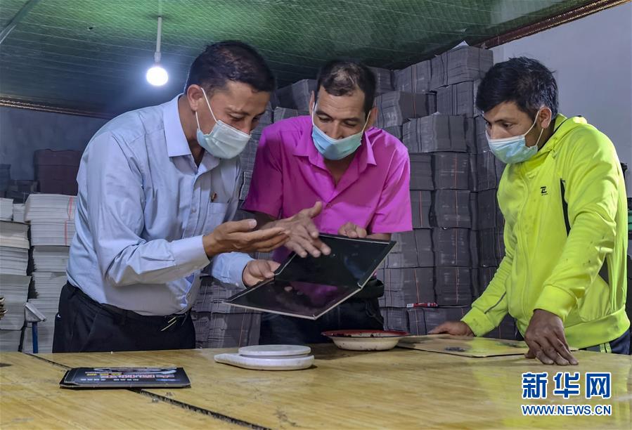 (決戰(zhàn)決勝脫貧攻堅(jiān)·圖文互動(dòng))(7)“掃”出脫貧路:南疆深貧村巧變“創(chuàng)業(yè)村”