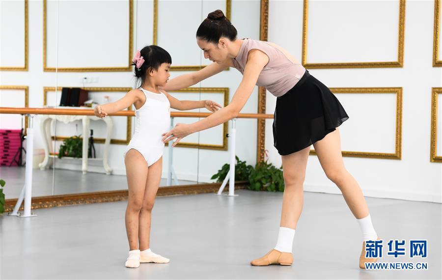 (在習(xí)近平新時(shí)代中國(guó)特色社會(huì)主義思想指引下——新時(shí)代新作為新篇章·習(xí)近平總書記關(guān)切事·圖文互動(dòng))(10)感受開(kāi)放新魅力——海南自由貿(mào)易港建設(shè)開(kāi)局觀察