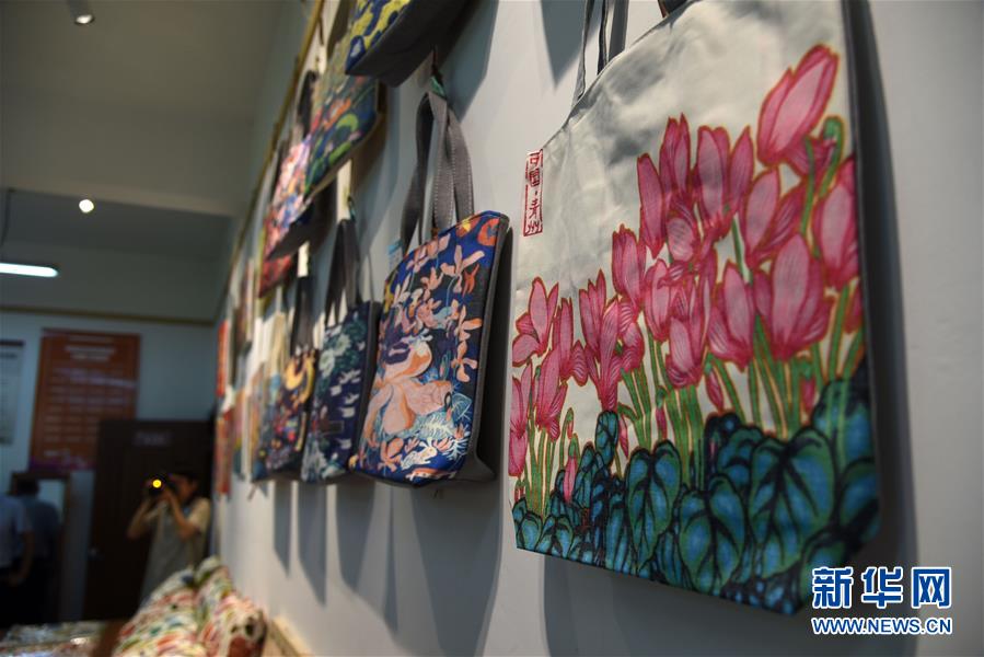 (走向我們的小康生活·圖文互動(dòng))(7)放下鋤頭拿畫筆——山東青州農(nóng)民畫繪出美好新生活