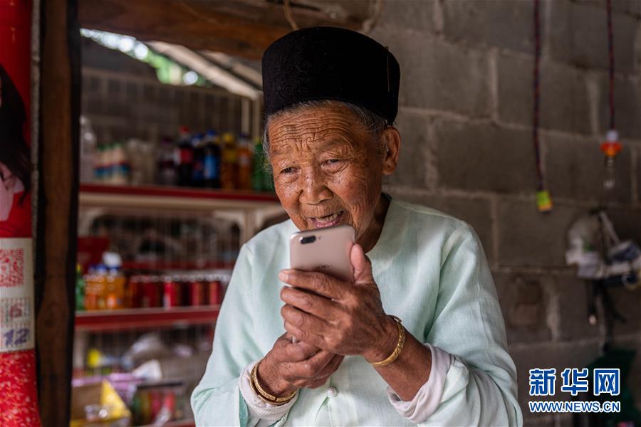 (決戰(zhàn)決勝脫貧攻堅·圖文互動)(2)眼前的生活就是詩和遠(yuǎn)方——藝術(shù)引領(lǐng)云南傣族山村蝶變