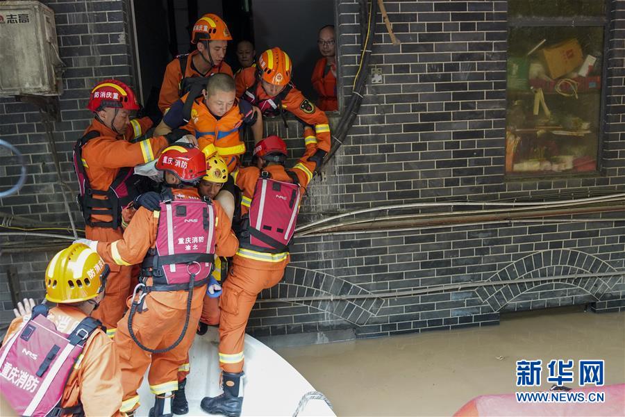 （防汛抗洪）（1）重慶：救援！在被洪水漫過(guò)的街巷之間