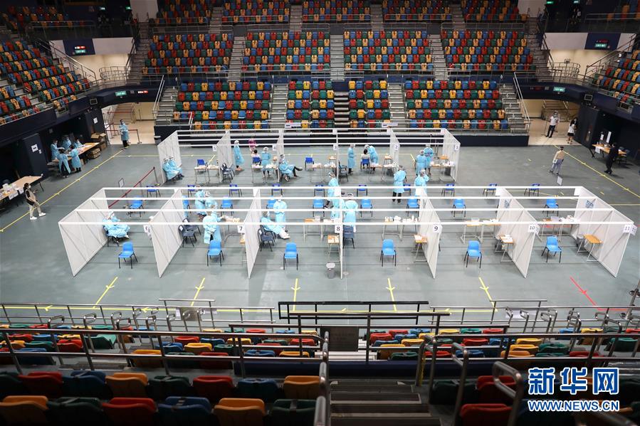 （圖文互動）（1）特寫：新冠病毒普檢首日，香港市民踴躍參與