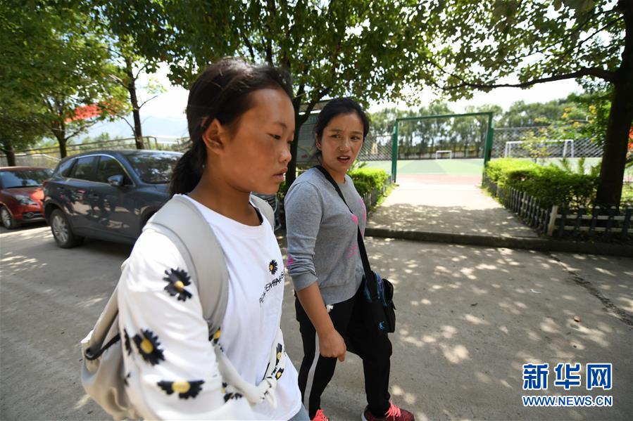 （熱點(diǎn)鮮報(bào)·圖文互動(dòng)）（1）為了大涼山的下一代，她奔赴在助學(xué)路上