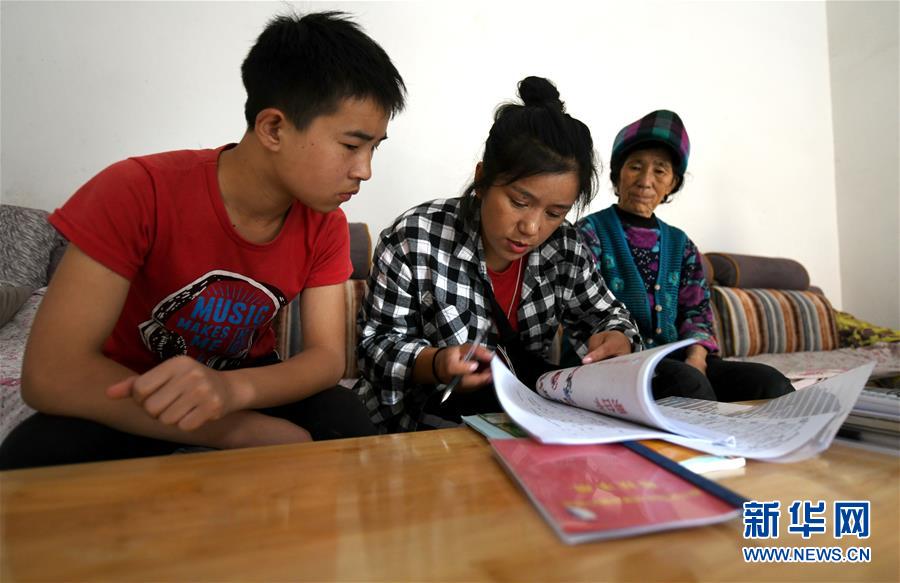 （熱點(diǎn)鮮報(bào)·圖文互動(dòng)）（6）為了大涼山的下一代，她奔赴在助學(xué)路上
