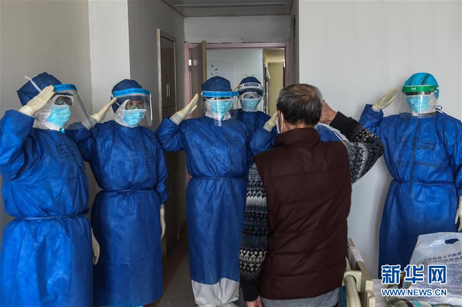 (抗疫一線醫(yī)務(wù)人員英雄群體·圖文互動(dòng))(8)人民軍醫(yī)的赤誠守望——軍隊(duì)支援湖北醫(yī)療隊(duì)抗擊新冠肺炎疫情記事