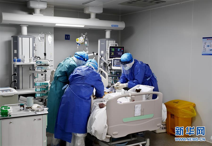 (抗疫一線醫(yī)務(wù)人員英雄群體·圖文互動(dòng))(11)人民軍醫(yī)的赤誠守望——軍隊(duì)支援湖北醫(yī)療隊(duì)抗擊新冠肺炎疫情記事