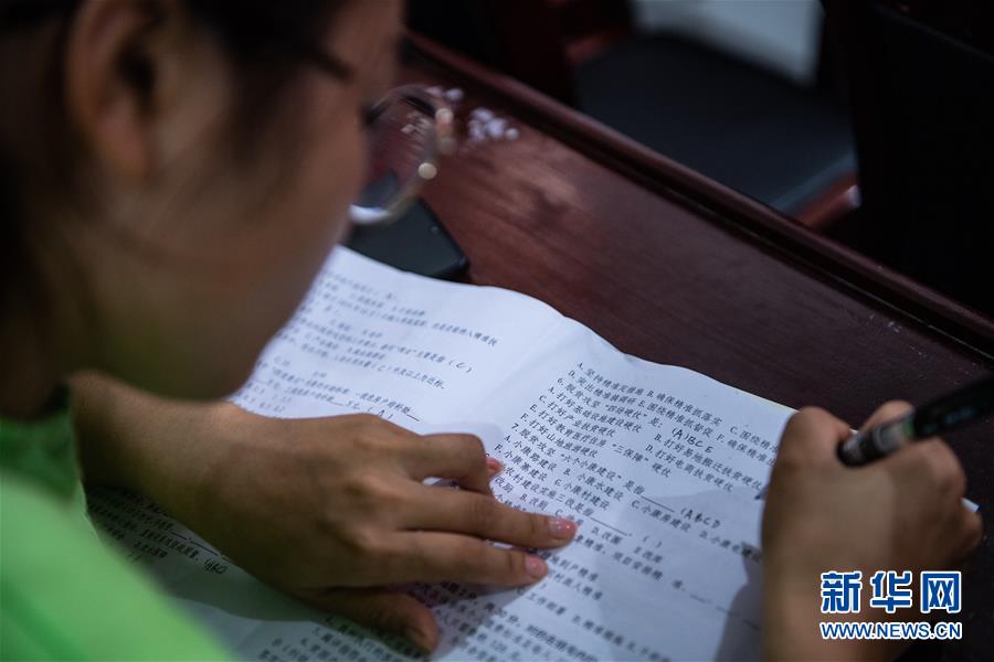 (新華全媒頭條·決戰(zhàn)決勝脫貧攻堅·督戰(zhàn)未摘帽貧困縣·圖文互動)(15)把“最能打的人”放在最需要的地方——聚焦貴州未脫貧縣里的“助攻干部”