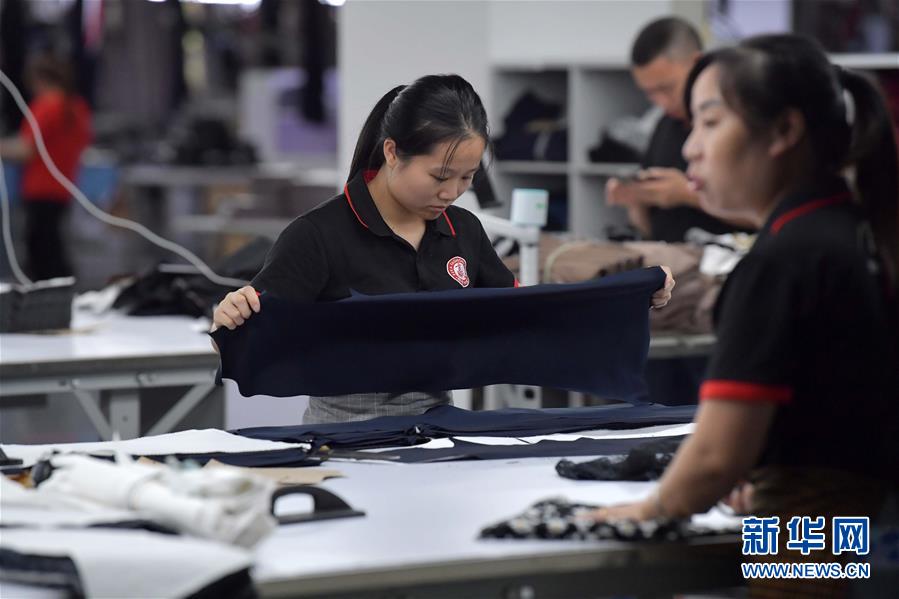 （走向我們的小康生活·圖文互動(dòng)）（3）“一件衣裳”，藏著脫貧致富新天地