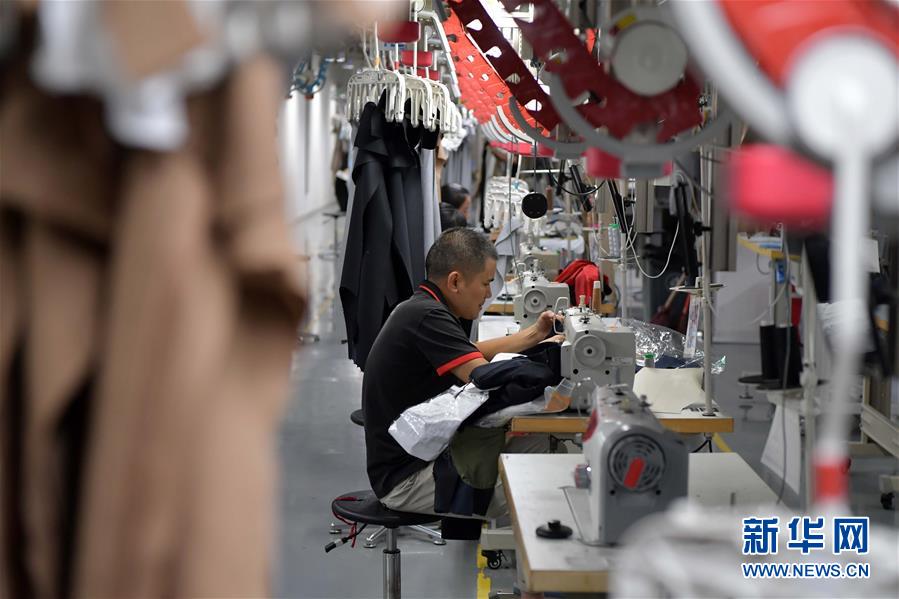 （走向我們的小康生活·圖文互動(dòng)）（4）“一件衣裳”，藏著脫貧致富新天地