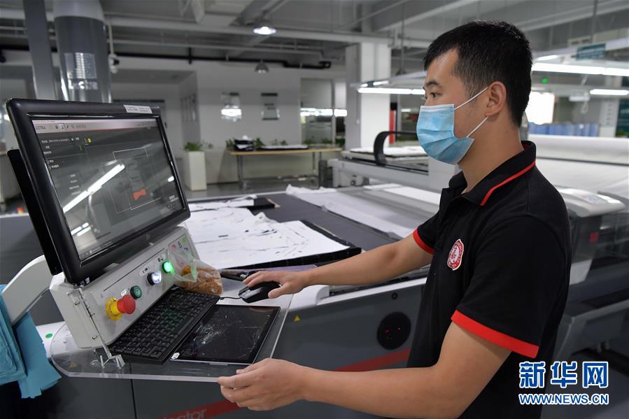 （走向我們的小康生活·圖文互動(dòng)）（6）“一件衣裳”，藏著脫貧致富新天地