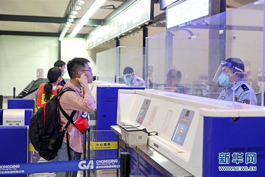 (圖文互動(dòng))(2)國(guó)內(nèi)航空公司執(zhí)飛的首條國(guó)際復(fù)學(xué)包機(jī)航線在渝啟航