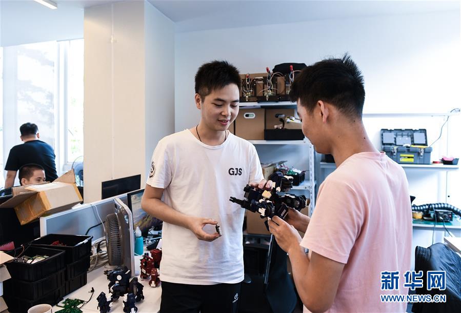 （在習(xí)近平新時(shí)代中國特色社會(huì)主義思想指引下&mdash;&mdash;新時(shí)代新作為新篇章&middot;習(xí)近平總書記關(guān)切事&middot;圖文互動(dòng)）（8）我家大門常打開&mdash;&mdash;經(jīng)濟(jì)特區(qū)全方位對(duì)外開放故事