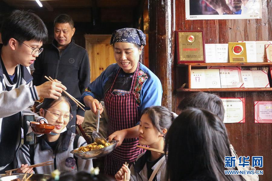 （在習(xí)近平新時(shí)代中國(guó)特色社會(huì)主義思想指引下——新時(shí)代新作為新篇章·習(xí)近平總書(shū)記關(guān)切事·圖文互動(dòng)）（4）精準(zhǔn)扶貧7年，十八洞村“長(zhǎng)”出10余種新職業(yè)