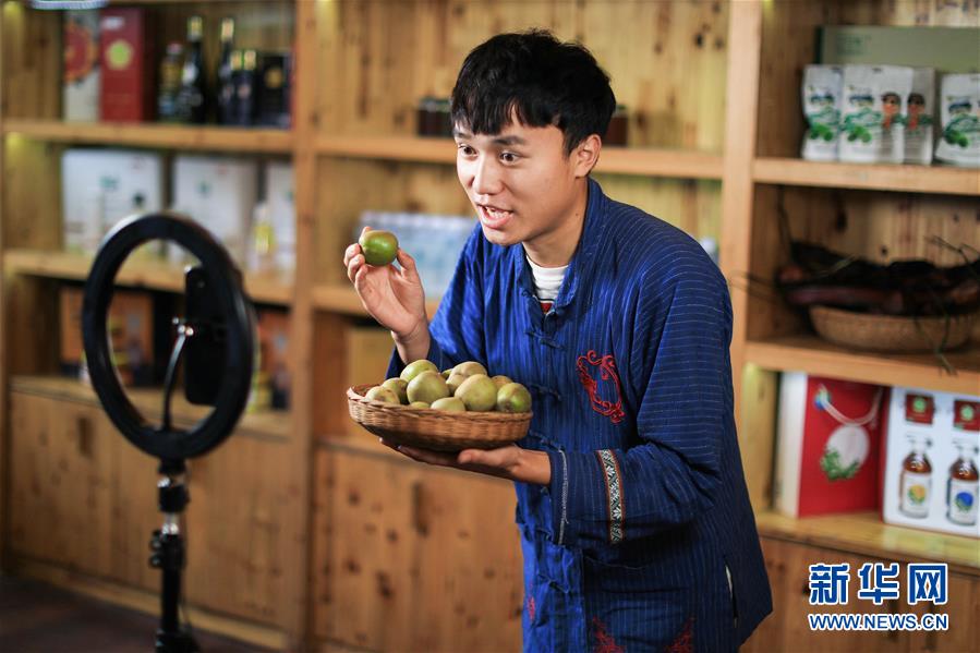 （在習(xí)近平新時(shí)代中國(guó)特色社會(huì)主義思想指引下——新時(shí)代新作為新篇章·習(xí)近平總書(shū)記關(guān)切事·圖文互動(dòng)）（5）精準(zhǔn)扶貧7年，十八洞村“長(zhǎng)”出10余種新職業(yè)