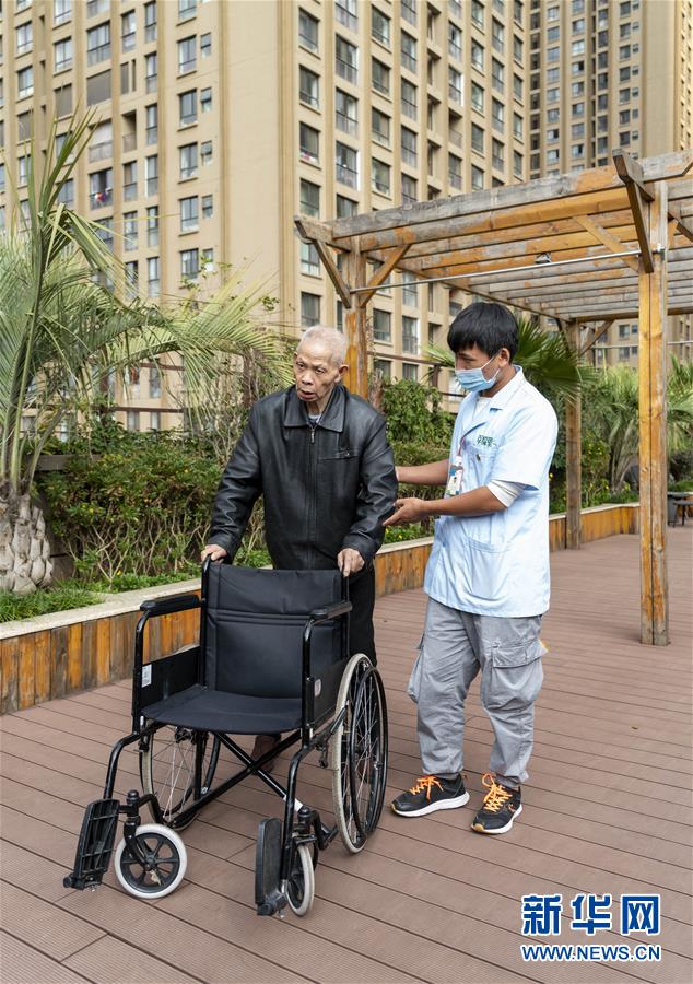 (五中全會(huì)精神在基層·圖文互動(dòng))(1)許你一個(gè)暖暖的“人生秋天”——看“春城”這座小樓如何盤活養(yǎng)老事業(yè)