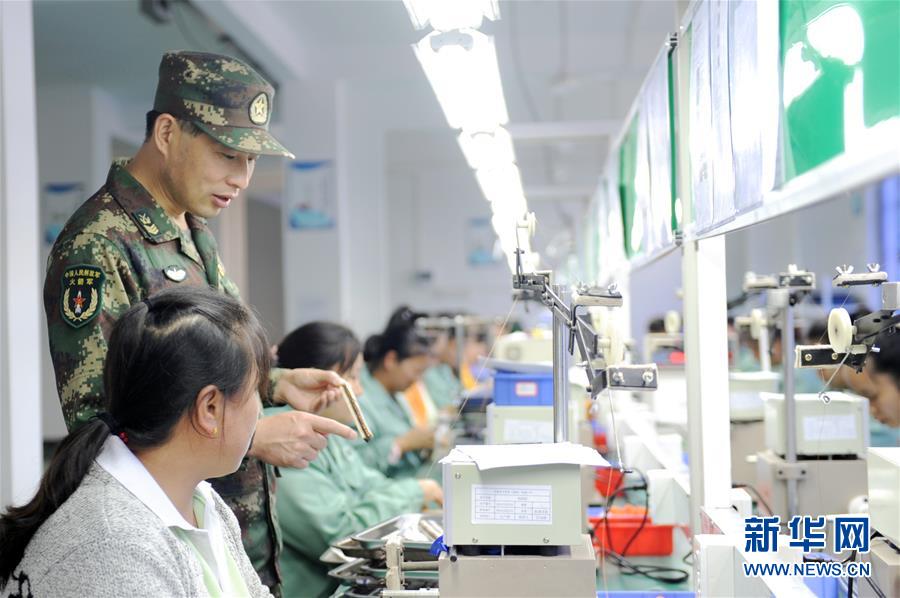 (代表委員履職·圖文互動(dòng))(1)跑遍山寨送希望 奔波萬里助脫貧——全國人大代表周豐林履職記