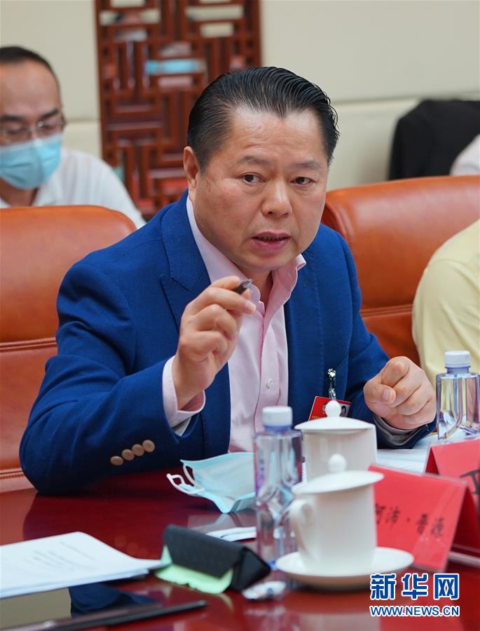 (兩會(huì)·熱點(diǎn)畫(huà)報(bào))(6)代表委員建言統(tǒng)籌做好經(jīng)濟(jì)社會(huì)發(fā)展工作