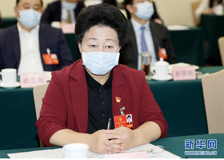 （兩會·熱點(diǎn)畫報(bào)）（12）代表委員建言統(tǒng)籌做好經(jīng)濟(jì)社會發(fā)展工作