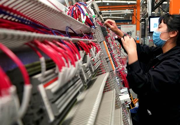 4月21日，在位于河南省許昌市的許繼電氣股份有限公司內(nèi)，工作人員在生產(chǎn)線上作業(yè)。新華社記者李安攝