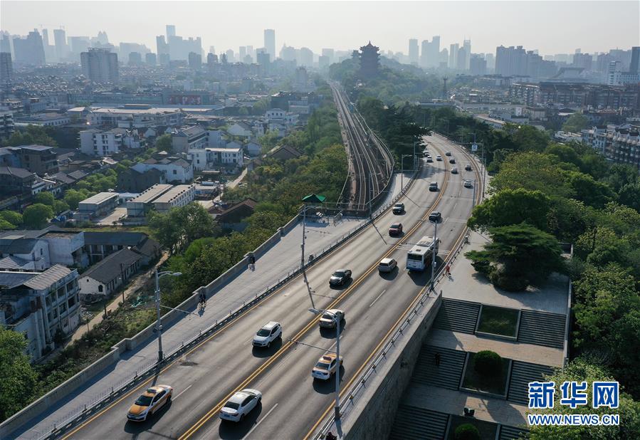 （新華全媒頭條·圖文互動(dòng)）（13）從人民中汲取磅礴力量——習(xí)近平總書(shū)記同出席2020年全國(guó)兩會(huì)人大代表、政協(xié)委員共商國(guó)是紀(jì)實(shí)