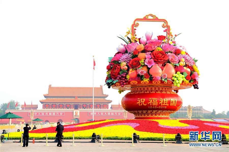 （圖文互動(dòng)）（2）7小時(shí)組裝！18米高巨型“花果籃”亮相天安門廣場(chǎng)