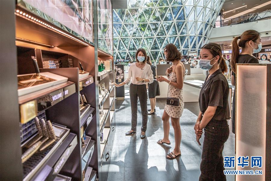 (在習(xí)近平新時代中國特色社會主義思想指引下——新時代新作為新篇章·習(xí)近平總書記關(guān)切事·圖文互動)(12)感受開放新魅力——海南自由貿(mào)易港建設(shè)開局觀察