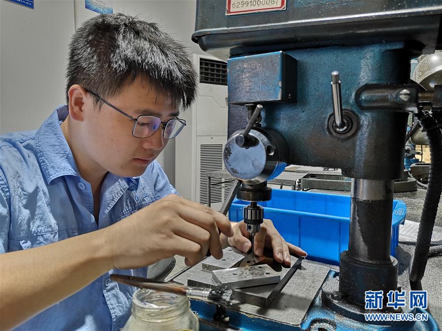 (總書記推動的改革身邊事·教育改革篇·圖文互動)(1)特寫:“95后”上海職校生:“我的工牌上印著‘中國航天’”