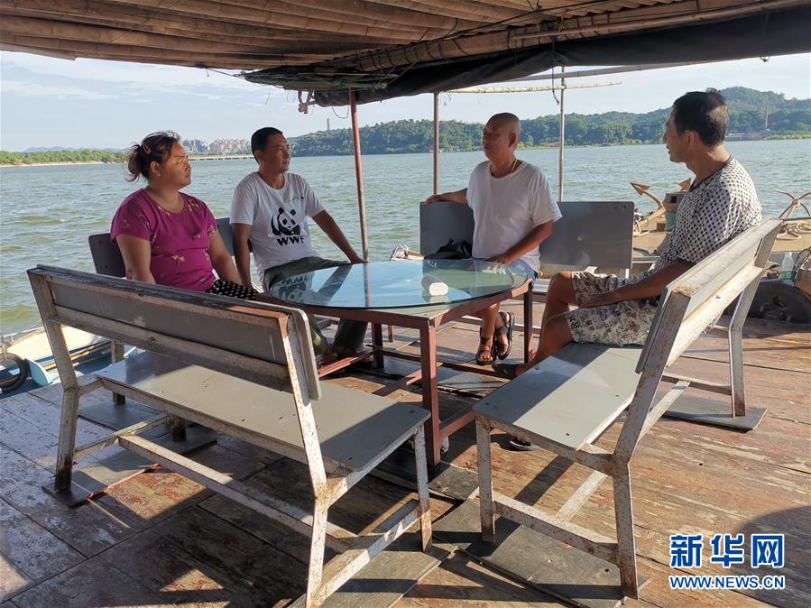 (總書(shū)記推動(dòng)的改革身邊事·生態(tài)文明改革篇·圖文互動(dòng))(2)特寫(xiě):從“捕魚(yú)人”到“護(hù)魚(yú)人”——長(zhǎng)江漁民上岸后的新生活