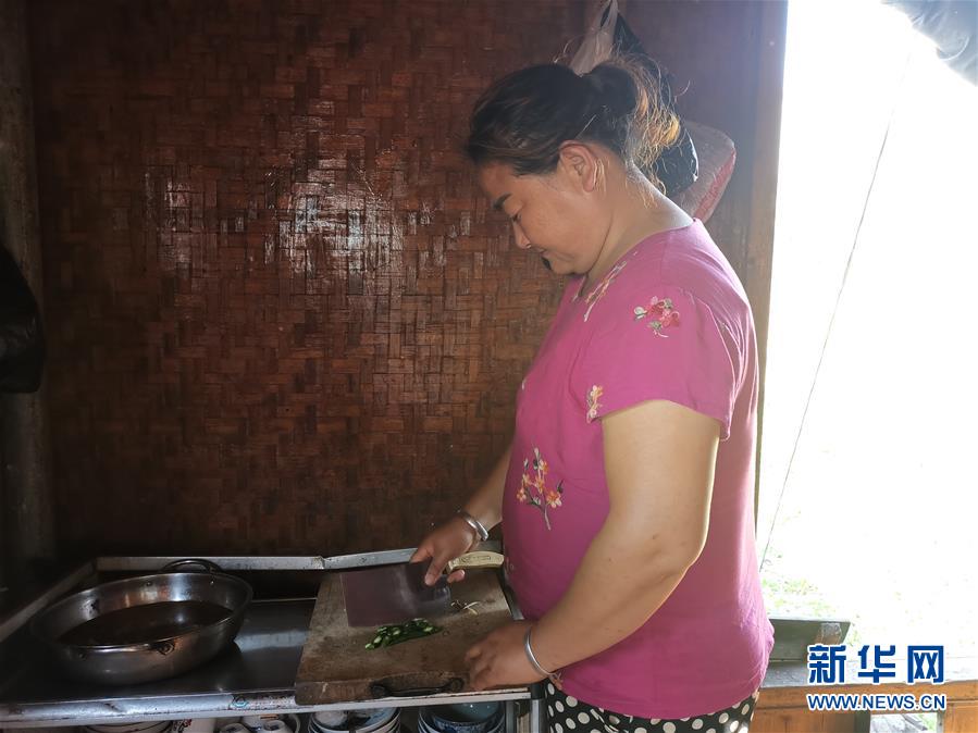 (總書(shū)記推動(dòng)的改革身邊事·生態(tài)文明改革篇·圖文互動(dòng))(3)特寫(xiě):從“捕魚(yú)人”到“護(hù)魚(yú)人”——長(zhǎng)江漁民上岸后的新生活