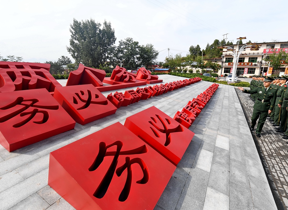 全面從嚴(yán)治黨，以更高能力和水平引領(lǐng)新時代