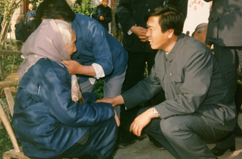 &ldquo;心里要時(shí)刻裝著老百姓&rdquo;&mdash;&mdash;記中共中央政治局常委張德江