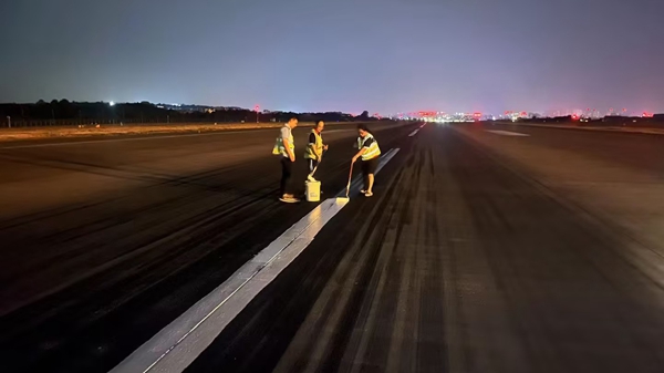 深夜，航班結(jié)束后，工作人員對(duì)跑道中心線進(jìn)行復(fù)新_副本.jpg