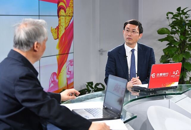 您再給我們梳理一下，黨章中有關(guān)&ldquo;基本路線&rdquo;的修改情況。