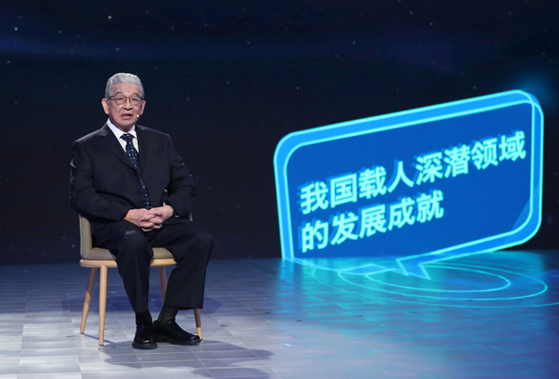 抱著要建造先進的海軍裝備保家衛(wèi)國的心愿，考入了交通大學(xué)造船系