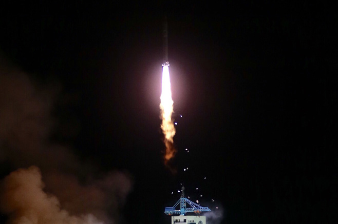 4月6日，搭載實(shí)踐十號衛(wèi)星的長征二號丁運(yùn)載火箭升空。