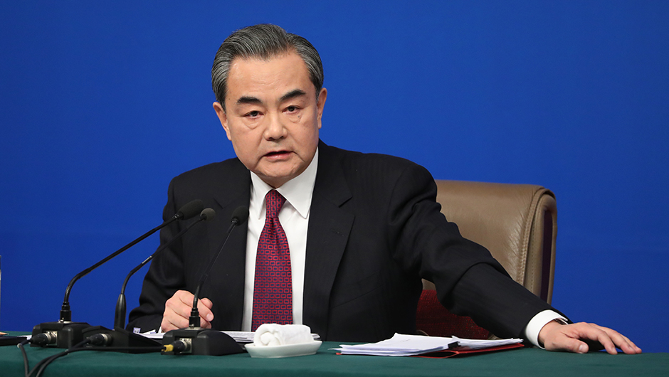 王毅認(rèn)真聽記者提問(wèn)