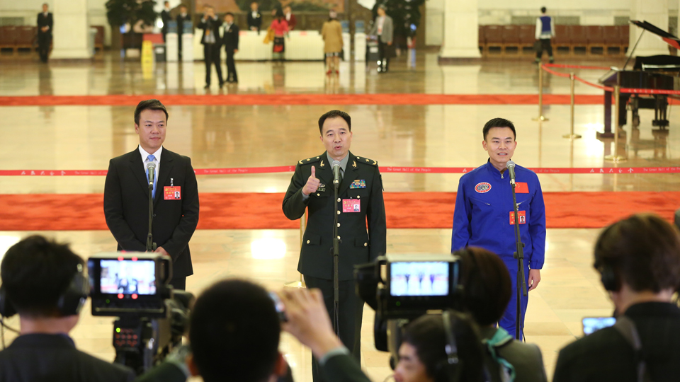 趙宏博、景海鵬、唐嘉陵代表接受采訪