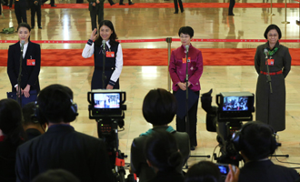 吳敏霞、杜玉濤、蒙曼、盧麗安代表接受采訪