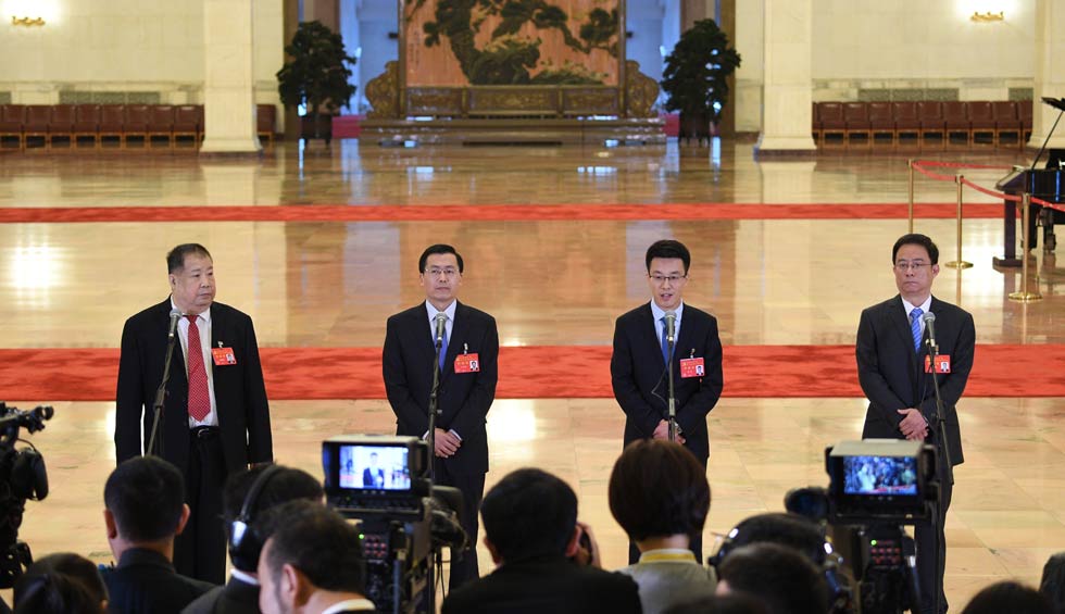 凌解放、王立平、徐川、黃一兵接受采訪