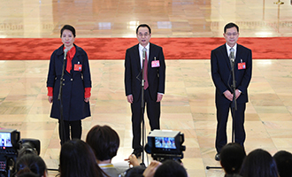 姜妍、康紅普、劉宗富代表接受采訪