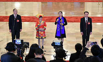 蔡松濤、杜麗群、楊小玲、賈立群代表接受采訪