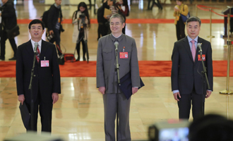 吳曉光、胡偉武、金東寒代表接受采訪