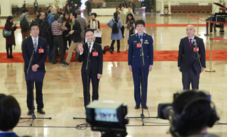 王辰、楊潔、劉文力、王旭東代表接受采訪