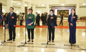 蔣成華、邵蕓、甘露、周宇代表接受采訪