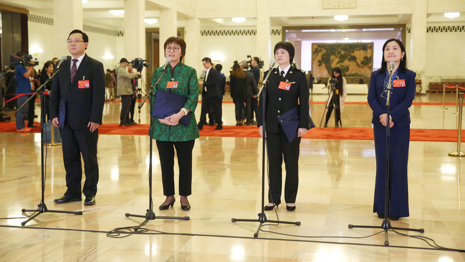 蔣成華、邵蕓、甘露、周宇代表接受采訪