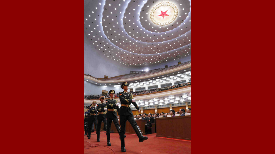 陸?？杖妰x仗兵正步行進(jìn)至主席臺前